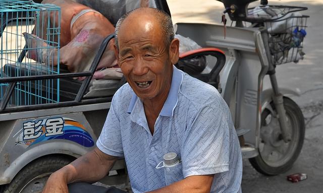 农村大爷卖小土狗，模样俊俏可爱要价5元钱，看卖的啥样-2.jpg